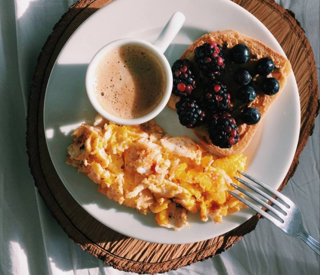 Najlepszy czas na śniadanie: kiedy dzień zaczyna się z energią